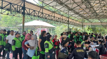Jaga Kebersamaan, Mabes Polri dan Komunitas Ojol Gelar Bhakti Sosial di Ragunan